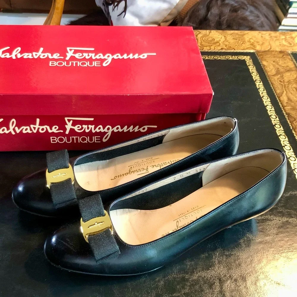 Salvatore Ferragamo Vara Pump Size 7B in Nero Calfskin - Picture 4 of 16